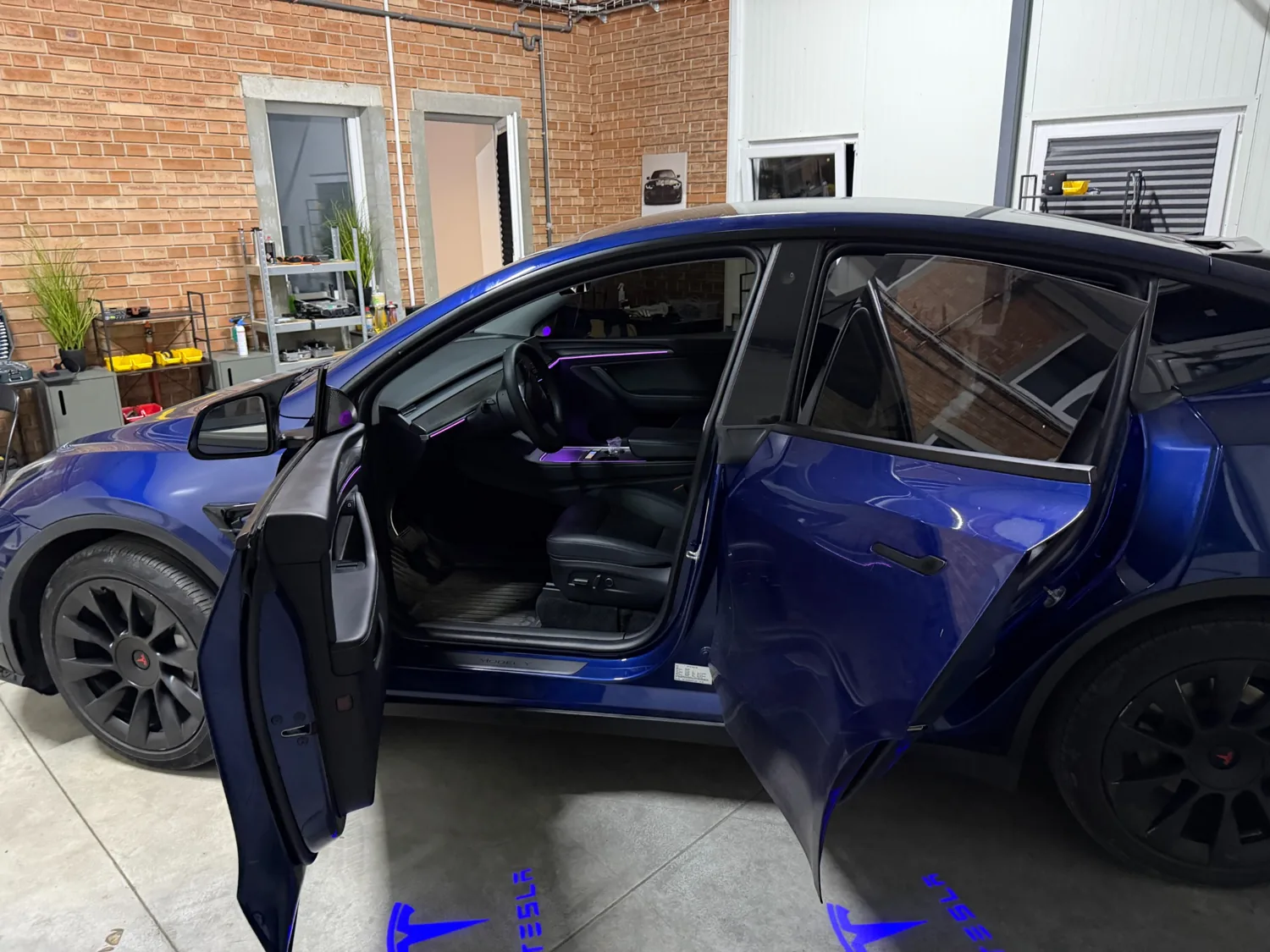 Tesla Model Y: автомобиль в мастерской, салон и интерфейс требуют настройки под конкретную комплектацию.