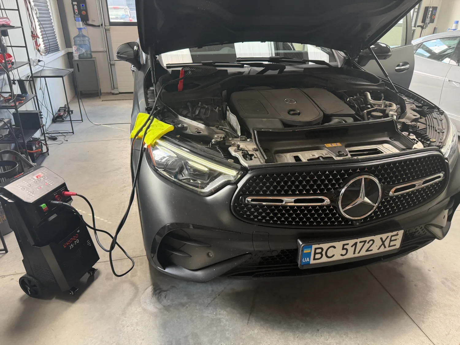 Mercedes-Benz EQB в мастерской с открытым капотом.