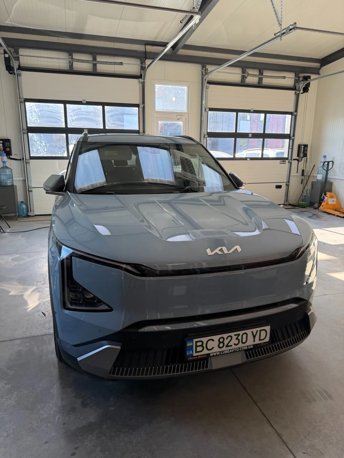 Kia: автомобиль с открытым капотом в сервисной зоне.