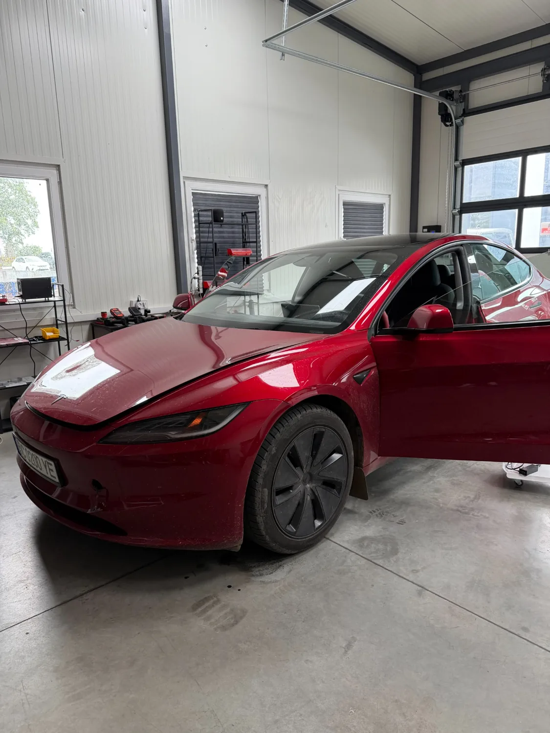 Tesla Model 3 в работе — один из автомобилей нашей мастерской.