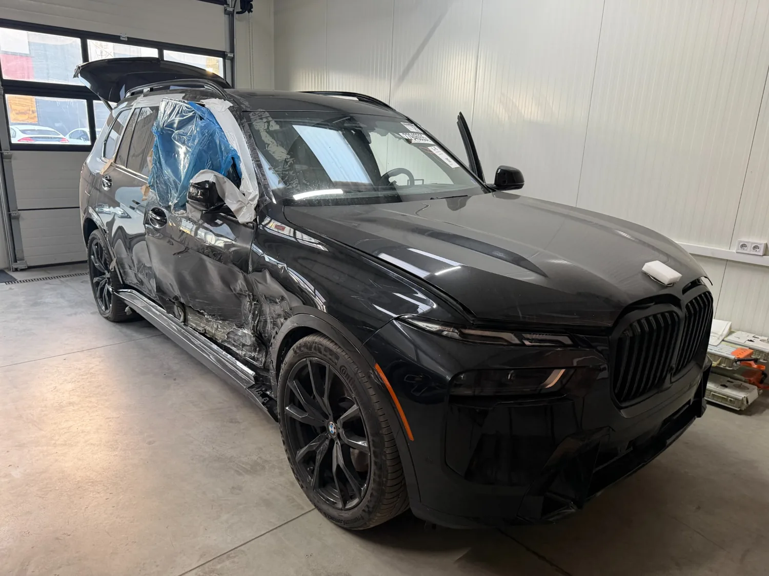 Второй ракурс того же BMW X7 в мастерской.