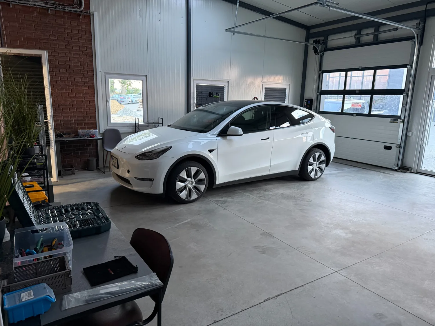 Tesla Model Y в сервисной зоне.