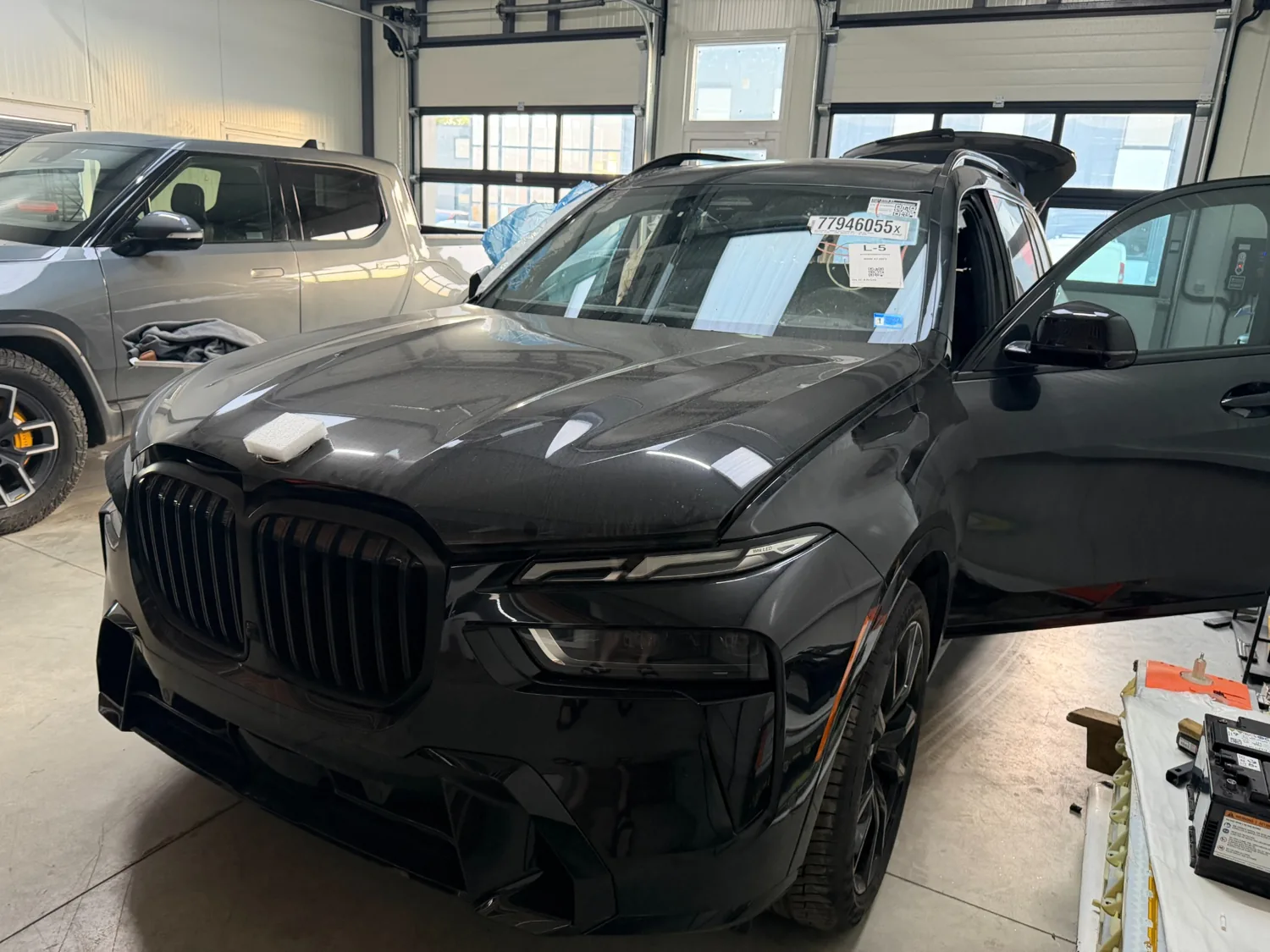 BMW X7: видимые повреждения передней и боковой части до завершения восстановления.
