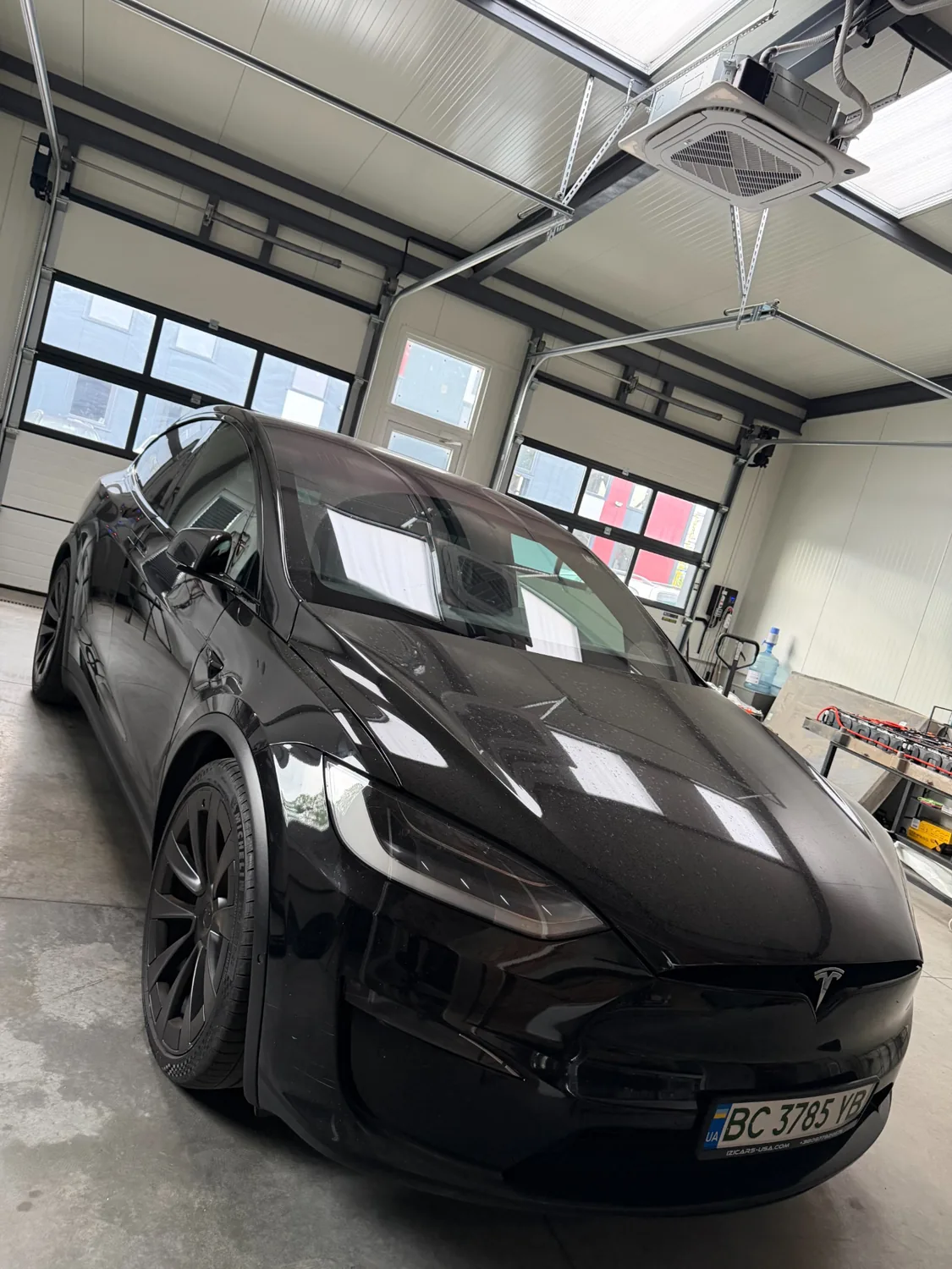 Tesla Model X в мастерской Coding Lviv.