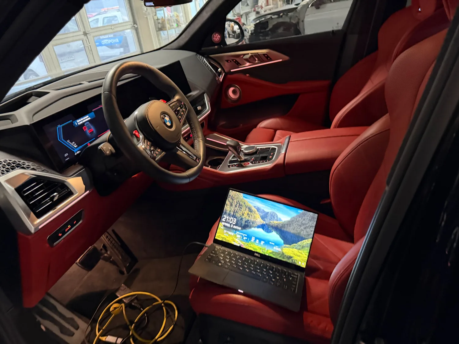 Диагностика BMW: рабочий ноутбук и электронные системы автомобиля.